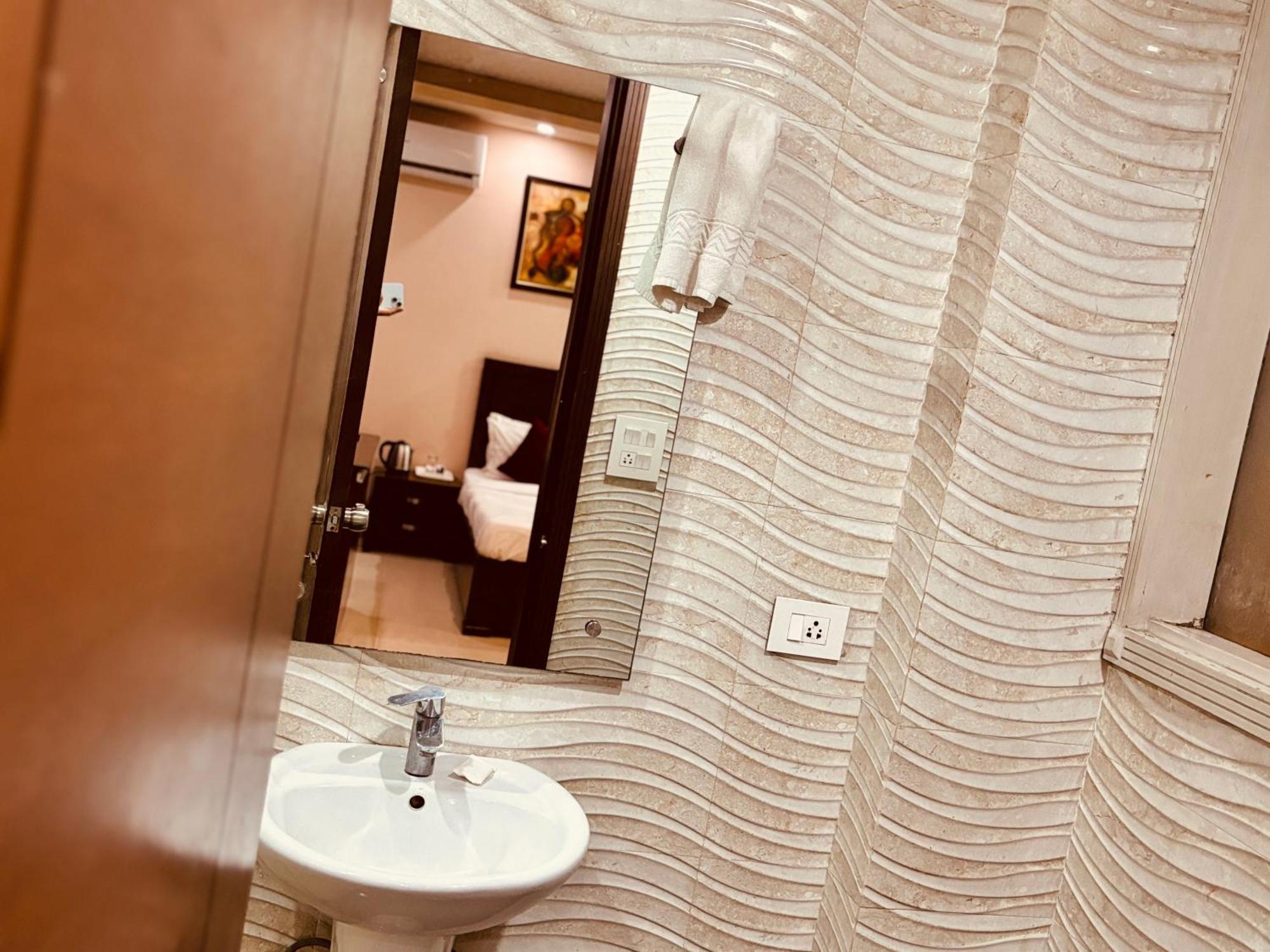 Hotel Hc Grand New Delhi